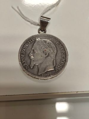 gros plan d'une pièce d'argent sur une surface blanche