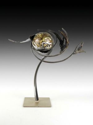 sculpture en métal argenté représentant une fleur posée sur un socle et dotée d'une horloge