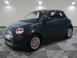la petite voiture bleue est garée sur un carrelage à carreaux