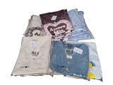 beaucoup de vêtements empilés les uns sur les autres