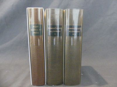 trois livres posés sur une table l'un à côté de l'autre
