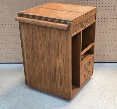 une image représentant un petit meuble en bois muni de tiroirs