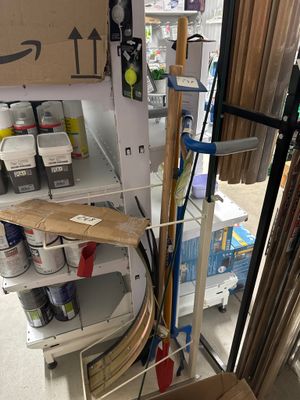 une pièce où les étagères sont remplies d'outils et de matériel