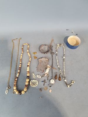 beaucoup de colliers et de bracelets posés sur la table
