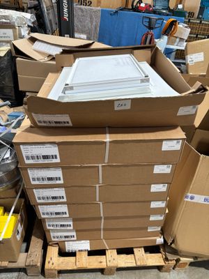 une grande pile de cartons empilés les uns sur les autres sur une palette dans un entrepôt
