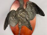 un oiseau perché sur une plaque