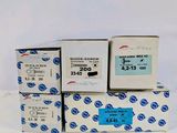 trois boîtes de papier toilette bleu et blanc empilées les unes sur les autres