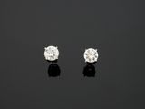 une paire de boucles d'oreilles en diamant