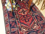 un tapis posé à même le sol dans une pièce où se trouvent des chaises et une table