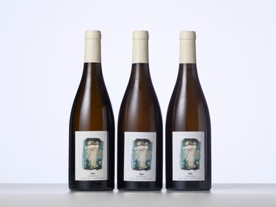 trois bouteilles de vin posées sur une table