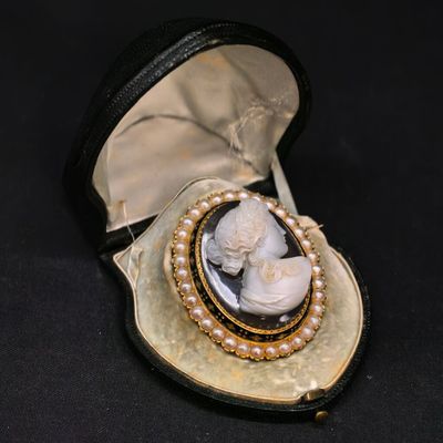 une photo en noir et blanc d'une femme dans un coquillage