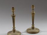 paire de chandeliers anciens en laiton sur fond blanc