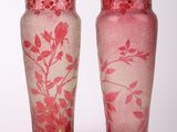 deux vases posés côte à côte sur une surface blanche