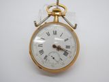 une montre de poche en or avec des chiffres romains sur le cadran