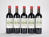 quatre bouteilles de vin rouge sont alignées