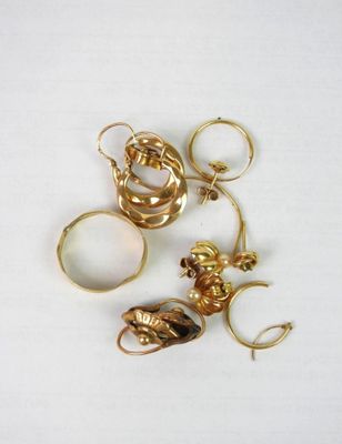 quatre bagues et une bague ornée d'une abeille
