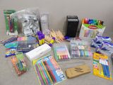 de nombreuses fournitures scolaires disposées sur une table