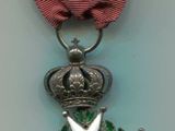 une médaille ornée d'une étoile et entourée d'un ruban