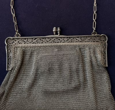 un sac à main ancien en maille d'argent, muni d'une bandoulière en chaîne et d'un fermoir