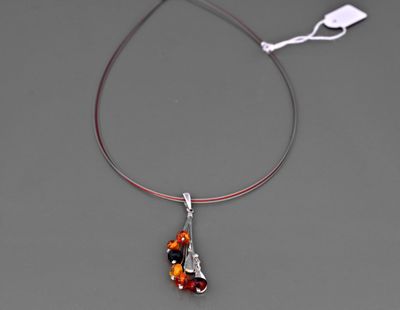 collier en argent avec un pendentif en verre rouge et noir, monté sur un cordon rouge