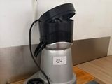 une cafetière posée sur une étagère dans un coin de la pièce