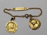 collier plaqué or orné de deux médaillons représentant un homme et une femme