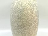 un vase blanc orné d'un motif craquelé