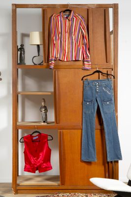 une photo d'une armoire avec des vêtements suspendus dedans