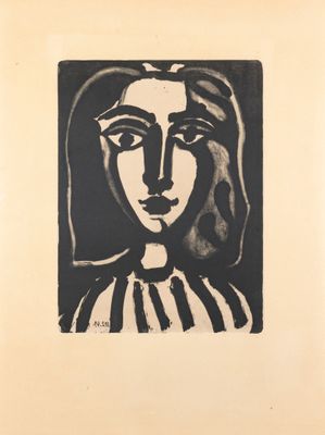 un dessin en noir et blanc d'un visage de femme