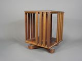 une petite table en bois sur laquelle est posée une cage
