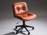 une image représentant un fauteuil de bureau en cuir marron posé sur un piètement en métal noir