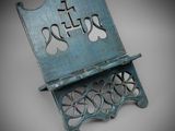 un serre-livres métallique bleu surmonté d'une croix