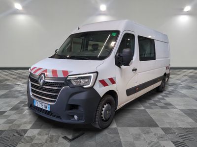 la photo d'une camionnette blanche garée dans une pièce
