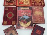plusieurs livres sont posés sur une table recouverte d'une nappe blanche