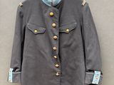 une photo d'un manteau militaire accroché à un mur