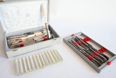 une boîte contenant tout un tas d'outils, posée sur une table