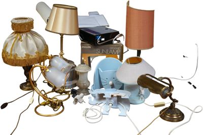 une pile d'objets assortis sur une surface blanche