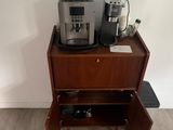 deux machines à café posées sur une table en bois