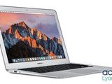 On voit un ordinateur portable MacBook Air d'Apple avec une montagne en arrière-plan.