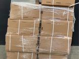 une palette remplie de cartons et des palettes posées sur une autre palette dans un entrepôt