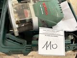 une boîte contenant une perceuse et d'autres outils