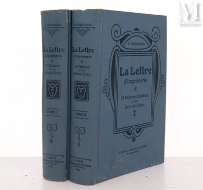 deux livres posés côte à côte sur une table