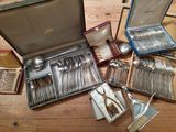 plusieurs types d'argenterie dans un coffret