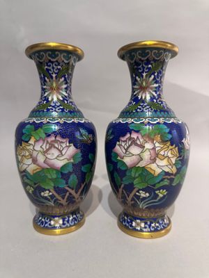 une paire de vases bleus et dorés ornés de fleurs