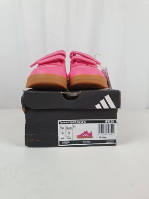 une paire de chaussures roses posée sur une boîte noire
