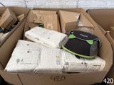 une pile de cartons sur laquelle est posé un sac