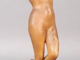 statue d'une femme nue portant les mains à sa tête