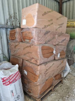 une pile de cartons posée sur une palette dans un entrepôt