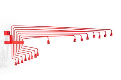 un gros plan sur un faisceau de fils rouges reliés à un mur