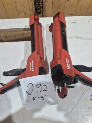 une paire d'outils électriques rouges posés sur une table blanche